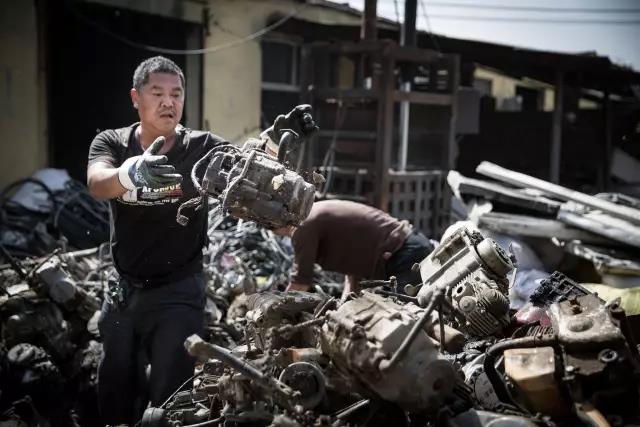 废旧摩托车被送到回收站做拆解处理，发动机堆积如山！